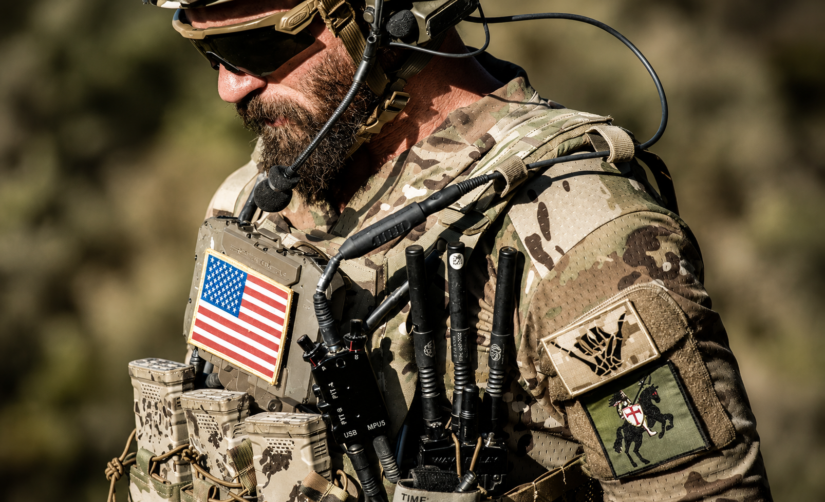 Operador equipado com rádio MPU5 acoplado à plate carrier
