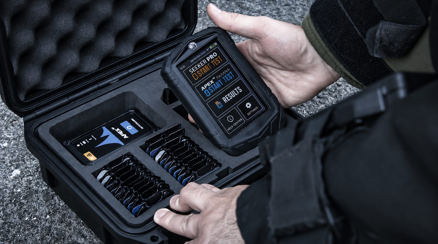 Estojo de campo com espectrômetro DetectaChem Apex e amostras
