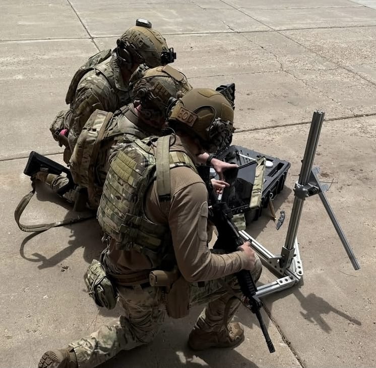 Equipe EOD em avaliação técnica com sistema portátil de detecção